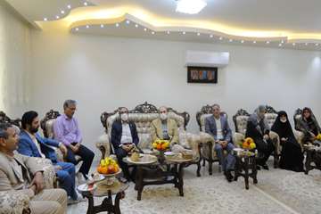 رئیس دانشگاه با خانواده شهیدان والامقام نساجیان و اعتماد حسینی دیدار کرد